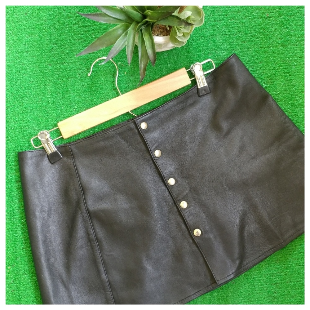 Elegant Moments Leather skirt